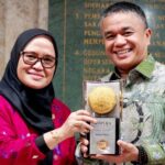 Wali Kota Palu, Hadianto Rasyid (kanan) bersama Sekkot Palu, Irmayanti Pettalolo menunjukkan piala Adipura yang baru saja diterima dari Menteri LHK di jakarta, Selasa (5/3/2024). (Foto: HO/HUmas Pemkot Palu)