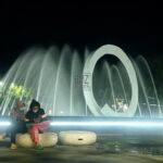 Warga duduk sambil memainkan gawainya di Taman Nasional Palu, Rabu (28/2/2024). (bmzIMAGES/Basri Marzuki)