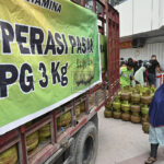 Warga menenteng tabungnya usai membeli gas tiga kilogram pada Operasi Pasar elpiji subsidi di Palu, Sulawesi Tengah, Selasa (19/3/2024). Selain digelar untuk menekan kecenderungan kenaikan harga akibat kenaikan permintaan, Operasi Pasar elpiji bersubsidi itu juga dimaksudkan untuk menyediakan elpiji dalam jumlah cukup sesuai harga eceran teritnggi. bmzIMAGES/Basri Marzuki