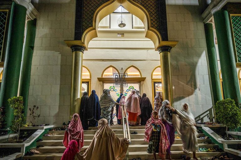 Sejumlah umat Islam berjalan masuk ke masjid untuk mengikuti shalat Tarawih pertama Ramadhan 1445 H di Masjid Al-Ikhlas di Palu, Sulawesi Tengah, Senin (11/3/2024).