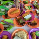 Pengurus masjid menata penganan buka puasa di Masjid Nurul Hasanah Aceh di Palu, Sulawesi Tengah, Kamis (14/3/2024). Sudah menjadi tradisi bagi umat muslim di sekitar masjid itu untuk melaksanakan buka puasa bersama setiap Ramadhan yang penganan buka puasanya diadakan secara swadaya oleh masyarakat setempat secara bergiliran. bmzIMAGES/Basri Marzuki