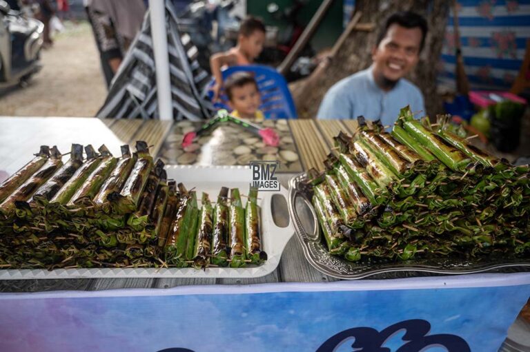 Pedagang makanan khas Lalampa menunggui pembeli di Pasar Ramadhan di Palu, Sulawesi Tengah, Selasa (12/3/2024).