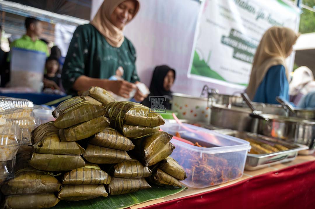 Pedagang makanan khas Burasa menunggui pembeli di Pasar Ramadhan di Palu, Sulawesi Tengah, Selasa (12/3/2024). Burasa adalah salah satu penganan khas yang banyak dijajakan pedagang di bulan Ramadhan, terbuat dari beras putih dicampur santan dan dikukus dalam wadah yang dibungkus dengan daun pisang. bmzIMAGES/Basri Marzuki