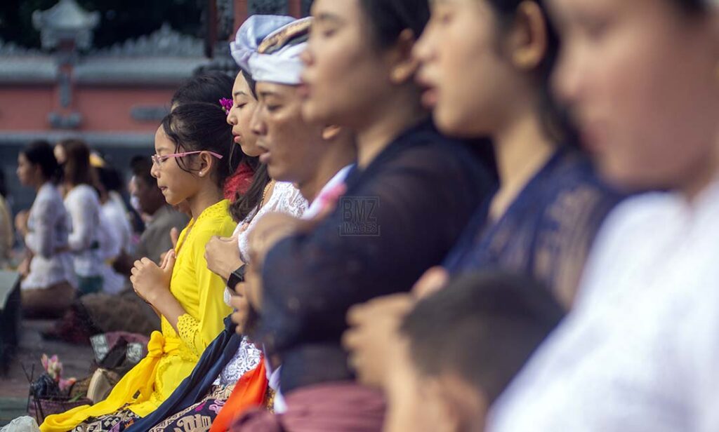 Umat Hindu mengikuti ritual persembahyangan Hari Kuningan di Pura Agung Wana Kertha Jagatnatha di Palu, Sulawesi Tengah, Sabtu (9/3/2024). (bmzIMAGES/Basri Marzuki)