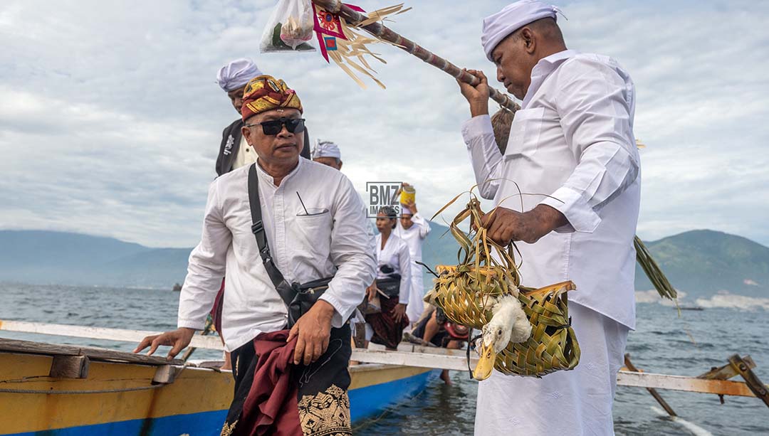 Petugas membawa sesajen untuk dihaturkan ke laut pada ritual Melasti di Pura Melasti Pantai Dupa, Palu, Sulawesi Tengah, Minggu (10/3/2024). Upacara Melasti yang digelar sehari menjelang Hari Raya Nyepi Tahun Baru Saka 1945 itu untuk meningkatkan Sradha dan Bhakti kepada para Dewata manifestasi Tuhan Yang Maha Esa, untuk menghanyutkan penderitaan masyarakat, menghilangkan papa klesa, dan mencegah kerusakan alam. bmzIMAGES/Basri Marzuki
