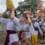 Umat Hindu membawa sesajen untuk persembahan pada ritual Melasti di Pura Melasti Pantai Dupa, Palu, Sulawesi Tengah, Minggu (10/3/2024). Upacara Melasti yang digelar sehari menjelang Hari Raya Nyepi Tahun Baru Saka 1945 itu untuk meningkatkan Sradha dan Bhakti kepada para Dewata manifestasi Tuhan Yang Maha Esa, untuk menghanyutkan penderitaan masyarakat, menghilangkan papa klesa, dan mencegah kerusakan alam. bmzIMAGES/Basri Marzuki