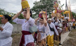 Umat Hindu Gelar Upacara Melasti di Pantai Dupa