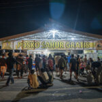 Warga memadati Posko Sahur Gratis untuk mengambil dan menyantap makanan sahur di Palu, Sulawesi Tengah, Jumat (15/3/2024). Posko Sahur Gratis yang diinisiasi Himpunan Pemuda Alkhairaat (HPA) Pusat Palu dan dibuka selama Ramadhan itu menghabiskan lebih dari tujuh karung beras setiap malamnya untuk melayani ribuan warga makan sahur secara gratis. bmzIMAGES/Basri Marzuki