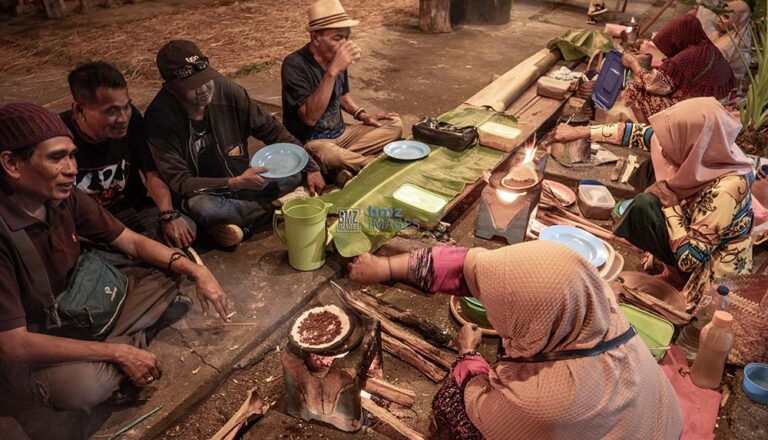 Sejumlah pengunjung menikmati sajian makanan khas Dange pada Festival Dade Reme Vula atau Cerita Bulan Purnama di Palu, Sulawesi Tengah, Jumat (21/6/2024).
