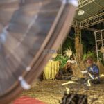 Seniman tradisi memainkan Kayori pada pagelaran perdana Dade Reme Vula di Bandsaw Cafe Palu, Jumat (21/6/2024) malam. (bmzIMAGES//Basri Marzuki)