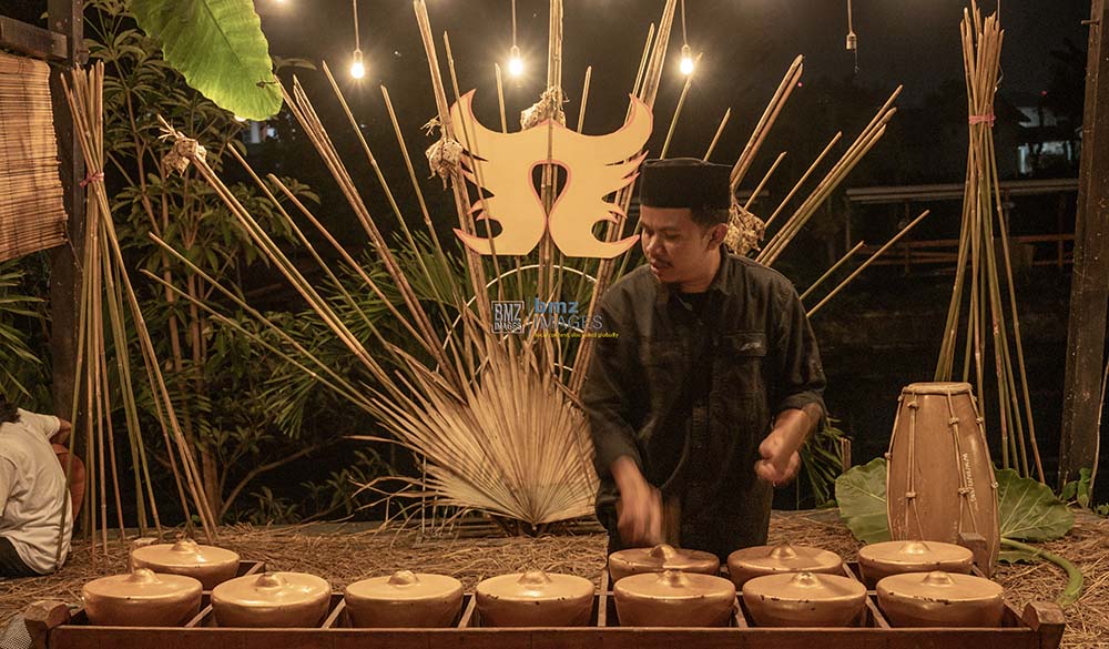 Seniman tradisi memainkan Kakula (bmzIMAGES/Basri Marzuki)