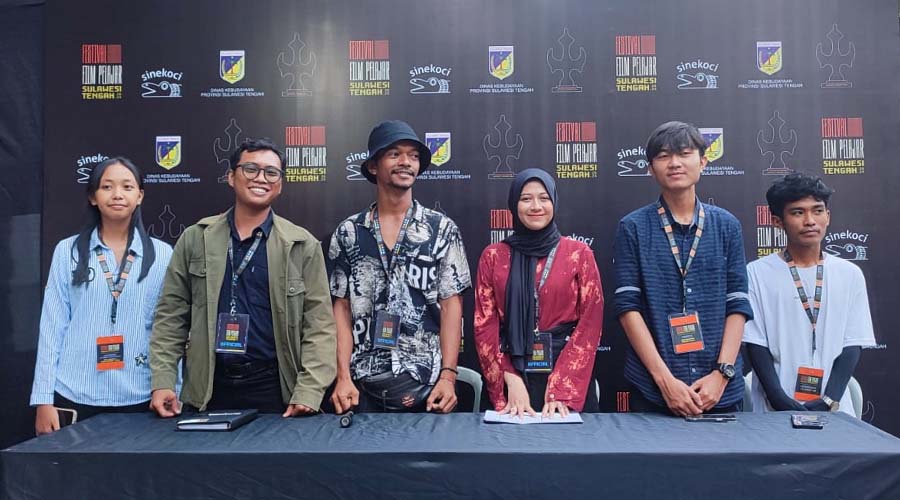 Moh Ifdhal (direktur/kedua kiri), Adi Atmaja (kurator/ketiga kiri)), Vania Qanita Damayanti (manajer/ketiga kanan) festival bersama nominator befoto usai konferensi pers Festival Film Pelajar Sulawesi Tengah di Museum Negeri Sulteng, Rabu (12/6/2024). (bmzIMAGES/bmz)