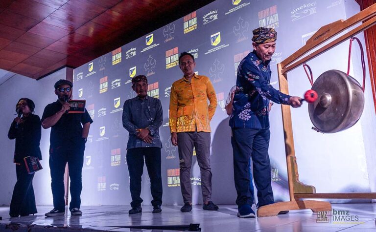 Kepala Dinas Kebudayaan Sulteng Andi Kamal Lembah (kanan) memukul gong menandai pembukaan Festival Film Pelajar Sulawesi Tengah di Palu, Sulawesi Tengah, Rabu (12/6/2024). Kepala Dinas Kebudayaan Sulteng Andi Kamal Lembah (kanan) memukul gong menandai pembukaan Festival Film Pelajar Sulawesi Tengah di Palu, Sulawesi Tengah, Rabu (12/6/2024).