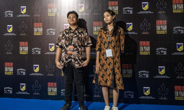 Mohammad Ardiatama Hibrizi (kiri) dan Eoudia Tomina (kanan), keduanya pelajar SMKN 1 Poso Pesisir, Kabupaten Poso berpose di atas karpet biru setelah filmnya dinominasikan pada Festival Film Pelajar Sulawesi Tengah di Palu, Sulawesi Tengah, Rabu (12/6/202 Mohammad Ardiatama Hibrizi (kiri) dan Eoudia Tomina (kanan), keduanya pelajar SMKN 1 Poso Pesisir, Kabupaten Poso berpose di atas karpet biru setelah filmnya dinominasikan pada Festival Film Pelajar Sulawesi Tengah di Palu, Sulawesi Tengah, Rabu (12/6/202