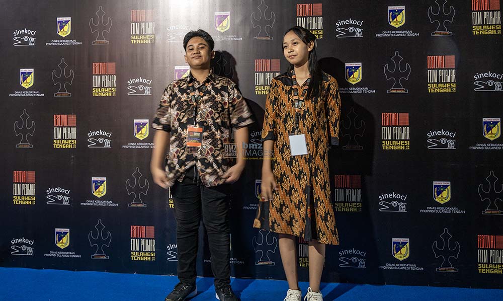 Mohammad Ardiatama Hibrizi (kiri) dan Eoudia Tomina (kanan), keduanya pelajar SMKN 1 Poso Pesisir, Kabupaten Poso berpose di atas karpet biru setelah filmnya dinominasikan pada Festival Film Pelajar Sulawesi Tengah di Palu, Sulawesi Tengah, Rabu (12/6/2024). (bmzIMAGES/bmz)