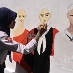 Seorang pelajar melukis di tembok pada Lomba Mural bertema moderasi keagamaan di Madrasah Tsanawiyah (MTs) Negeri 2 di Palu, Sulawesi Tengah, Selasa (11/6/2024). (bmzIMAGES/Basri Marzuki)