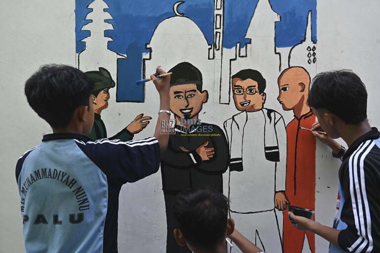 Sejumlah pelajar melukis di tembok pada Lomba Mural bertema moderasi keagamaan di  Madrasah Tsanawiyah (MTs) Negeri 2 di Palu, Sulawesi Tengah, Selasa (11/6/2024).