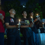 Sejumlah aktivis Koalisi Rakyat Sulteng menyalakan lilin pada aksi seribu lilin bag i para pekerja rumah tangga di Taman Nasional Palu, Rabu (18/9/2024) malam. (bmzIMAGES/Basri Marzuki)