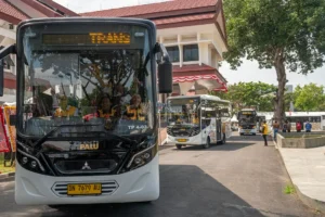 Iring-iringan bus Trans Palu pada peluncurannya di Halaman Kantor Wali Kota Palu, Jumat (20/9/2024). (bmzIMAGES/Basri Marzuki)