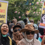 Warga meneriakkan yel-yel penolakan pada tambang galian C saat berunjuk rasa di depan kantor Kecamatan Ulujadi di Kelurahan Tipo, Kota Palu, Selasa (3/9/2024). (Foto: bmzIMAGES/bmz)