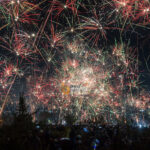 Warga menyaksikan kembang api yang ditembakkan ke udara pada perayaan pergantian tahun dari 2024 ke 2025 di Palu, SUlawesi Tengah, Rabu (1/1/2025). (Foto: bmzIMAGES/Basri Marzuki)