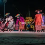 Sejumlah ibu rumah tangga memainkan Tari Pamonte karya Hasan Bahasyuan pada Pesta Kesenian Balaroa di Huntap Balaroa, Senin (30/12/2024) malam. (Foto: bmzIMAGES/Basri Marzuki)