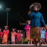 Ibu-ibu rumah tangga memainkan tari Pamonte karya Hasan Bahasyuan pada Pesta Kesenian Balaroa di Huntap Balaroa, Senin (30/12/2024) malam. (Foto: bmzIMAGES/Basri Marzuki)