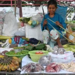 Pedagang musiman rempah dan sayuran asal Desa Petimbe, Palolo Sigi ,menunggu pembeli di Palu, Minggu (29/12/2024). (Foto: pojokpalu.com/bmz)