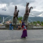 Warga beraktivitas di Taman Lasoso yang baru selesai di revitalisasi, Selasa (31/12/2024). (bmzIMAGES/Basri Marzuki)