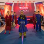 Model memeragakan busana berbahan kain tenun Donggala di Atrium PGM plau, Senin (13/1/2025). (Foto: bmzIMAGES/Basri Marzuki)