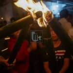 Warga menyalakan obor untuk pawai menyambut Ramadhan 1446 H di Kelurapahan Palupi, Palu, Kamis (27/3/2025). (Foto: bmzIMAGES/Basri Marzuki)