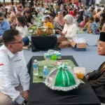Wali Kota Palu, Hadianto Rasyid (kanan) berbincang dengan Kepala Perwakilan BI Sulteng, Rony Hartawan pada peluncuran QRIS Mantap di Lapangan Vatulemo Palu, Rabu (26/3/2025). (bmzIMAGES/Basri Marzuki)
