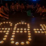 Sejumlah anggota Pramuka melakukan aksi teaterikal saat pemadaman lampu selama satu jam pada peringatan Earth Hour di Hotel Best Western Plus Coco, Palu, Sulawesi Tengah, Sabtu (22/3/2025) malam. (Foto: bmzIMAGES/Basri Marzuki)