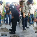 Wali Kota Palu membenamkan biopori ke tanah di lingkungan pemukimanw arga Kelurahan Ujuna, Palu, Kamis (27/3/2025). (Foto: Humas Pemkot Palu)