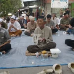 Sejumlah abnaul khairaat menunggu waktu berbuka puasa pada buka puasa bersama di depan Masjid Alkhairat, Palu, Jumat (14/3/2025). (bmzIMAGES/Basri Marzuki)