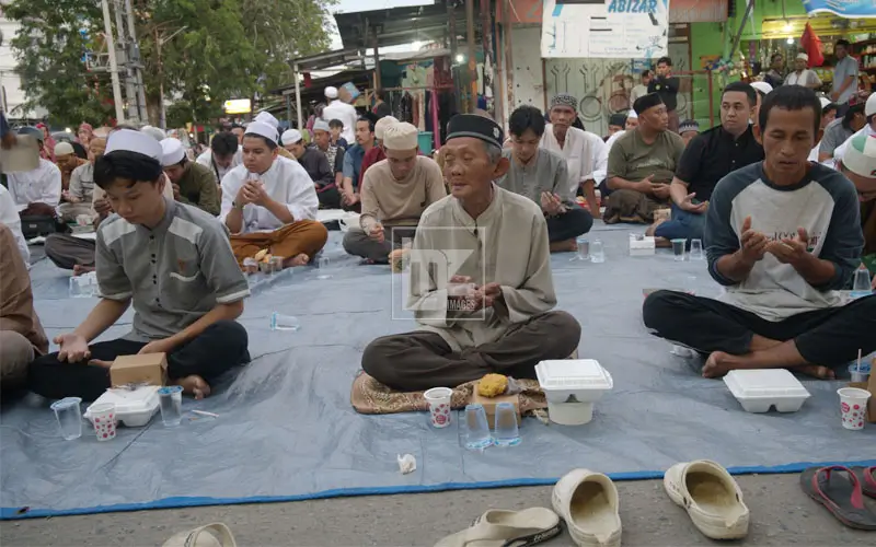 Sejumlah abnaul khairaat menunggu waktu berbuka puasa pada buka puasa bersama di depan Masjid Alkhairat, Palu, Jumat (14/3/2025). (bmzIMAGES/Basri Marzuki)