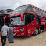 Pemudik bersiap-siap berangkat ke Makassar dengan bus terakhir di Terminal Angkutan Darat Tipo, Palu, Sabtu (29/3/2025). (bmzIMAGES/Basri Marzuki)