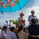 Pengurus memercikkan tirta suci kepada umat usai upacara persembahyangan Melasti di Pura Melasti, Pantai Dupa, Palu, Kamis (27/3/2025). (FbmzIMAGES/Basri Marzuki)