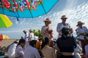 Khidmat dalam Terik di Upacara Melasti Sambut Nyepi