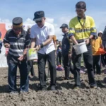 Wali Kota Palu Hadianto Rasyid (ketiga kiri) bersama Kepala Teknik Tambang (KTT) PT Citra Palu Mineral (CPM) Yan Adriansyah (kedua kanan) menanam bibit bawang merah di Kelurahan Tanamodindi, Palu, Sulawesi Tengah, Senin (12/5/2025). (bmzIMAGES/Basri Marzuki)
