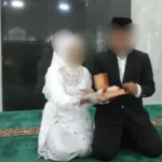 Tahanan Ditresnarkoba Polda Sulteng, AF bersama istri pilihannya usai ijab kabul di Masjid Ar-Rahman Polda Sulteng, Minggu (11/5/2025). (Foto: Humas Podla Sulteng)