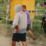 Terduga pelaku judi sabung ayam digelandang ke Mapolresta Palu pada penggerebekan di Kelurahan Petobo, Palu Selatan, Pali, Sabtu (10/5/2025). (Foto: Humas Polresta Palu)