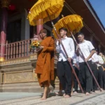 Bikhu memimpin ritual Pradaksina memperingati hari raya Waisak 2569 BE di Vuihara Karunadipa Palu, Senin (12/5/2025). (bmzIMAGES/Basri Marzuki)