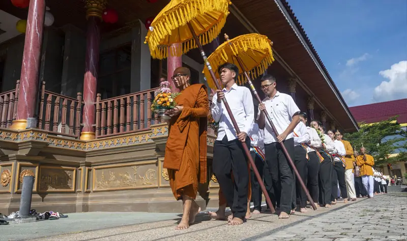 Pradaksina dan Persembahyangan Waisak di Vihara Karunadipa: Mengitari Cahaya Pencerahan Bikhu memimpin ritual Pradaksina memperingati hari raya Waisak 2569 BE di Vuihara Karunadipa Palu, Senin (12/5/2025). (bmzIMAGES/Basri Marzuki)