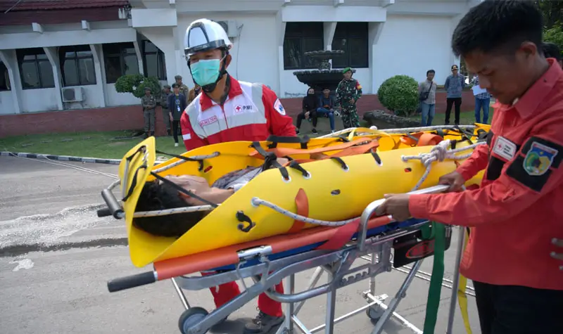 Jangan Pernah Lengah! Pelajaran dari Bencana 2018 Terus Digaungkan Evakuasi korban pada simulasi bencana gempa bumi di Kantor Wali Kota Palu, Kamis (15/5/2025). (bmzIMAGES/Basri Marzuki)