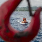 Rescuer mengevakuasi korban dengan rubber boat pada simulasi MOB di Teluk Palu, Kamis (12/6/2025). (bmzIMAGES/Basri Marzuki)