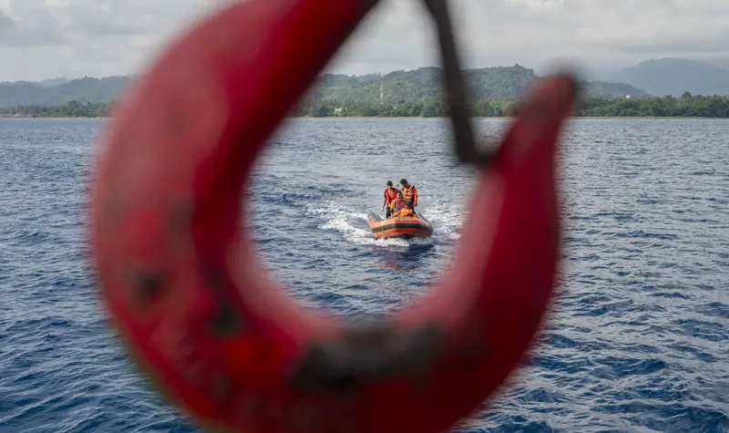 Menjemput Harapan di Tengah Latihan Kesiapsiagaan Basarnas Palu Rescuer mengevakuasi korban dengan rubber boat pada simulasi MOB di Teluk Palu, Kamis (12/6/2025). (bmzIMAGES/Basri Marzuki)