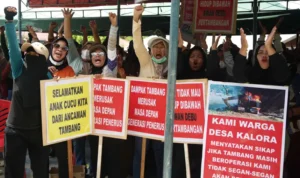 Suara Hati dari Tipo, Perjuangan Rakyat Menemui Janji Gubernur dalam Debu Galian C Sejumlah warga dari Kelurahan Tipo Kota Palu dan Desa Kalora Kabupaten Sigi menekspresikan kegembiraannya sesaat setelah Gubernur Sulteng Anwar Hafid menyatakan moratorium perizinan tambang Galian C di kantor Camat Ulujadi, Palu, Sulawesi Tengah, Selasa (10/6/2025). (bmzIMAGES/Basri Marzuki)