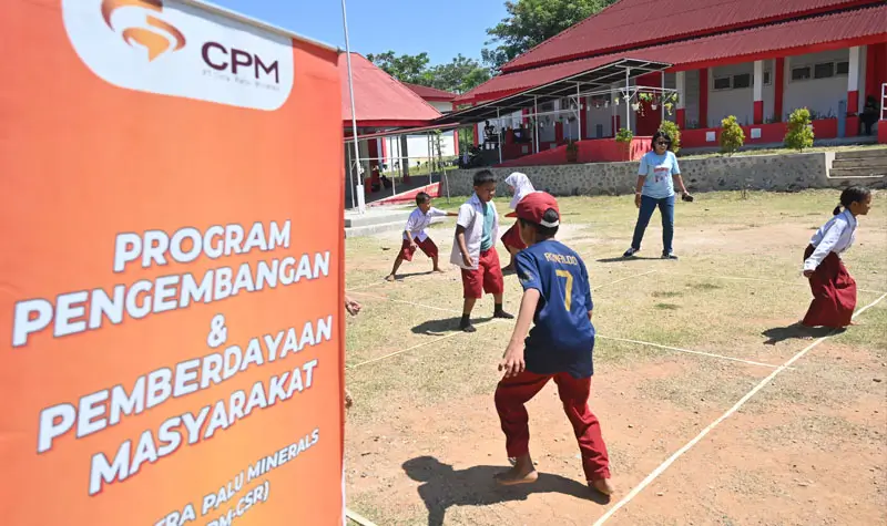 Bermain klahar di di halaman sekolah SD Inpres 2 Kawatuna, Uventumbu, Palu, Rabu (23/7/2025). (bmzIMAGES/basri marzuki)