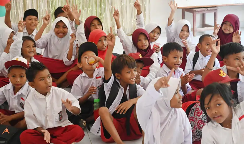 Bergembira pada acara dongeng di SD Inpres 2 Kawatuna, dengan PT CPM dan Banua Pangajari pada perayaan HAN 2025 di Uventumbu, Palu, Rabu (23/7/2025). (bmzIMAGES/basri Marzuki)